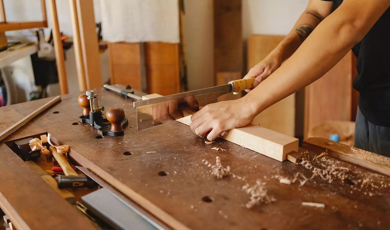 carpintero cortando Muebles a medida Ourense