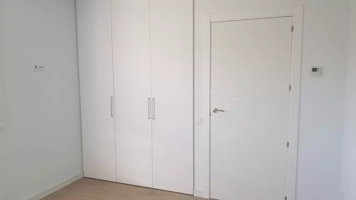 puerta y armarios empotrados blancos Armarios empotrados Ourense