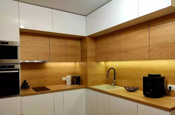 cocina muebles blancos encimera y fondo madera