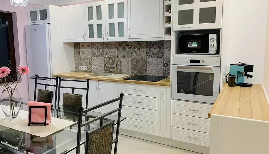 cocina rustica moderna con mesa